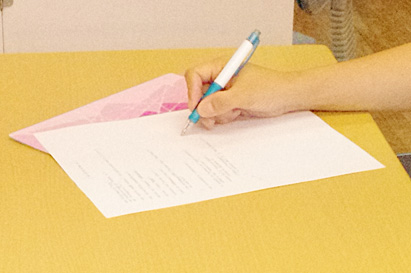 下敷きのでこぼこが指に伝わるのが脳に良いのです！